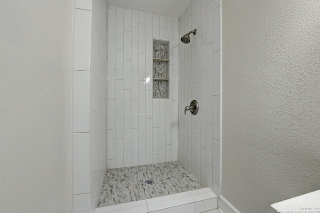 bathroom featuring a tile shower