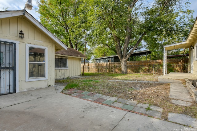 view of yard featuring a patio area