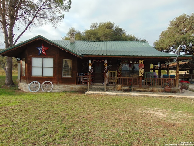 view of front of house featuring a front yard