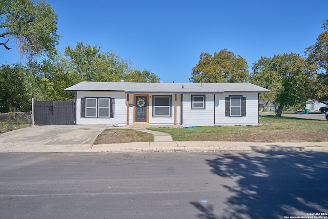 ranch-style house with a front yard