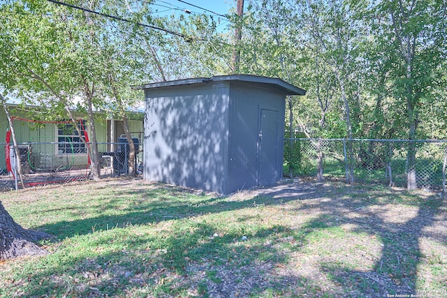 view of yard with a storage unit