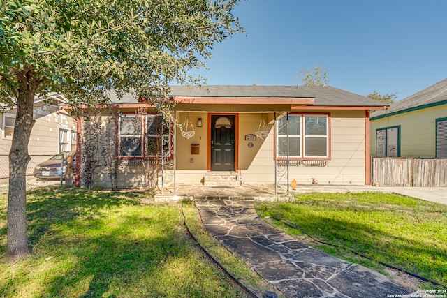 view of front of property featuring a front yard