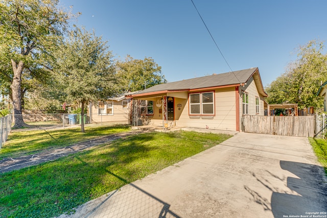 bungalow-style house featuring a front lawn