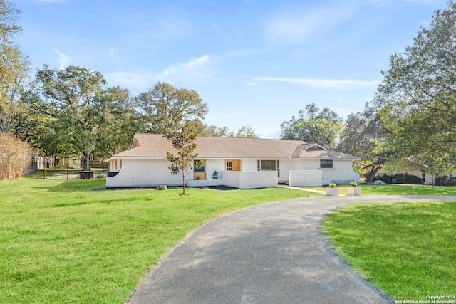 view of front of property featuring a front yard