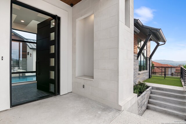 property entrance featuring a mountain view