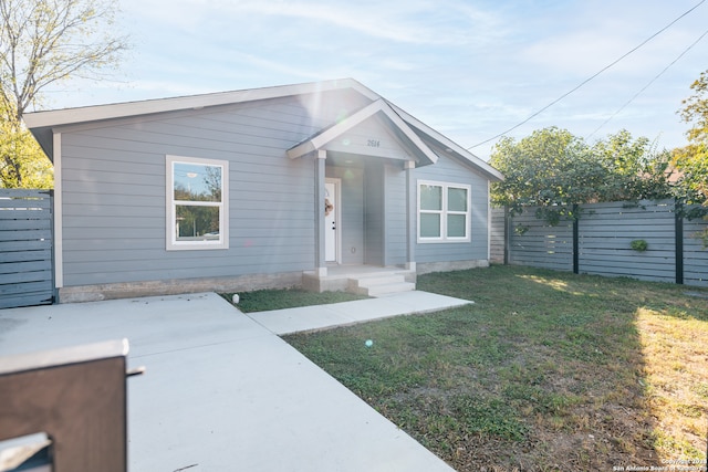 bungalow featuring a front lawn