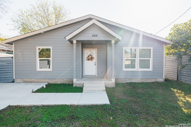 view of front of property featuring a front yard