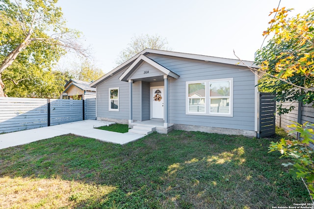 view of front of house featuring a front lawn