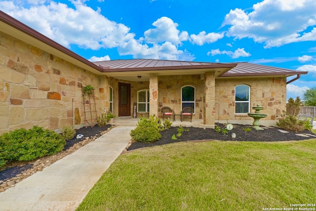 view of front of property with a front yard