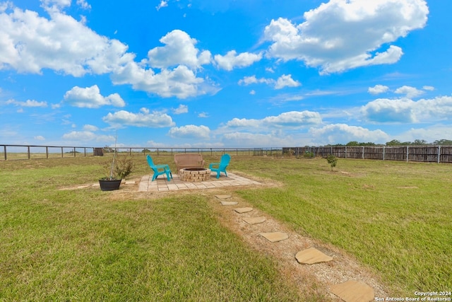 view of yard featuring a fire pit