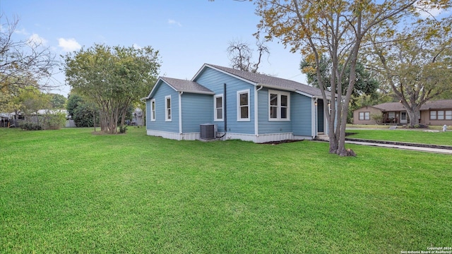 603 E Cedar St, Seguin, TX 78155 - view of front of house with cooling unit and a front yard