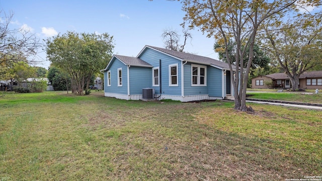 603 E Cedar St, Seguin, TX 78155 - view of front facade with cooling unit and a front lawn