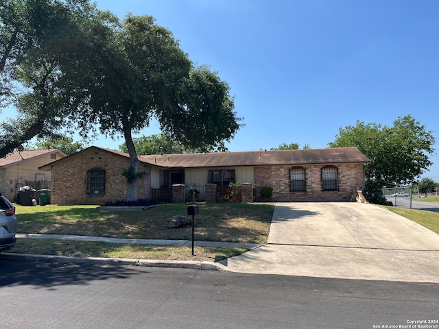 ranch-style home with a front yard