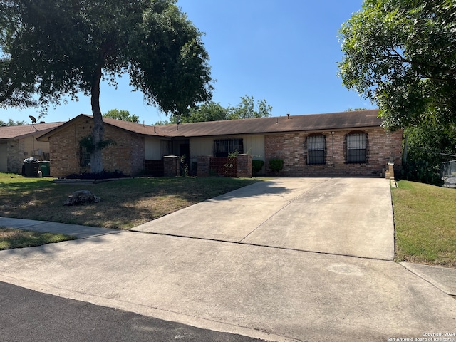 ranch-style house featuring a front lawn