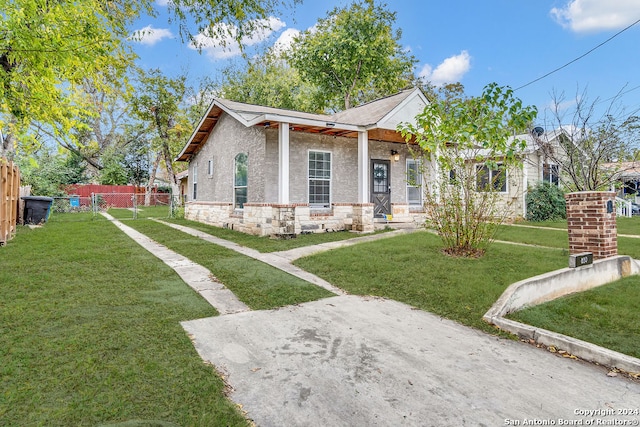 view of front of home featuring a front lawn