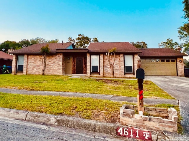 view of front of home featuring a front lawn and a garage