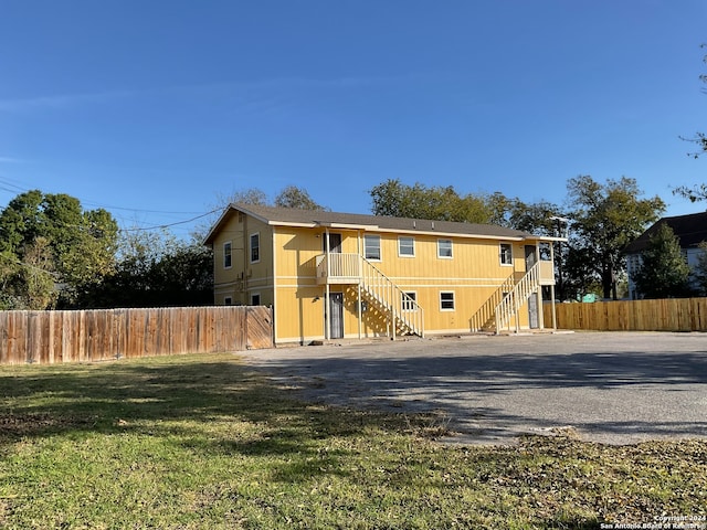 view of front of home with a front lawn