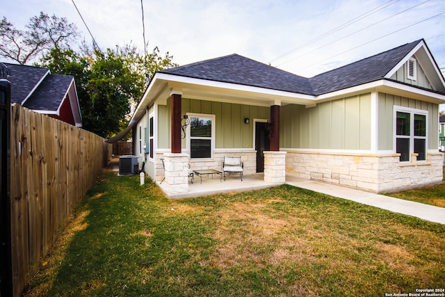 view of front of property featuring a porch and a front yard