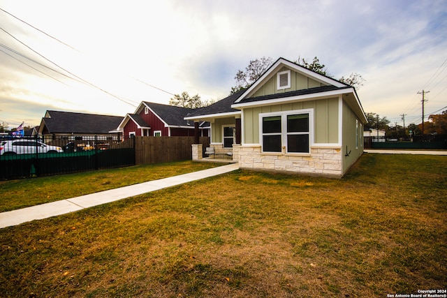 view of front of house featuring a front yard