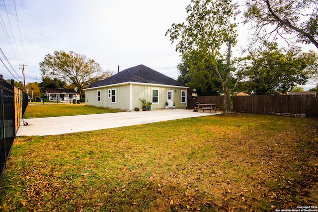 view of yard with a patio