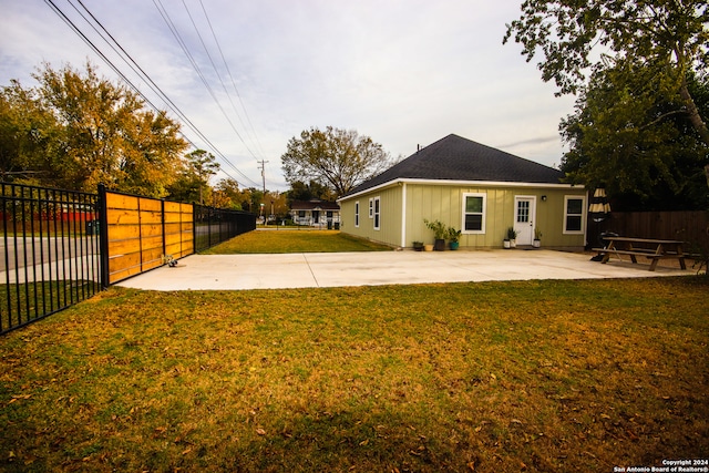 view of yard featuring a patio