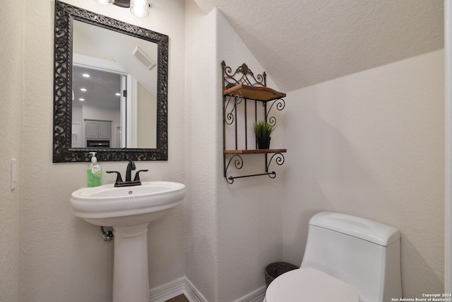 bathroom featuring toilet and a textured ceiling