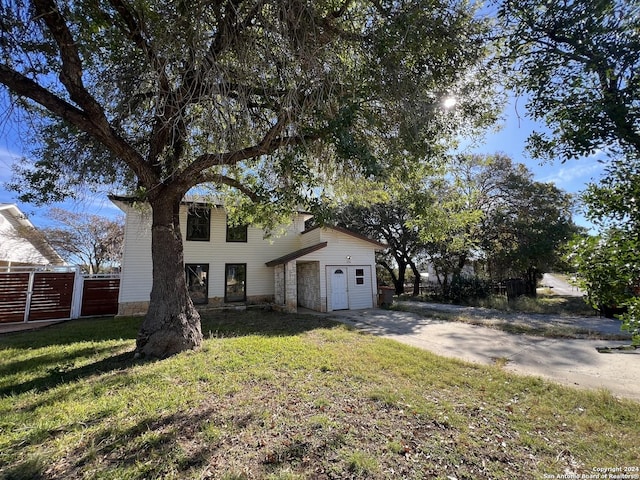 view of front of home featuring a front lawn