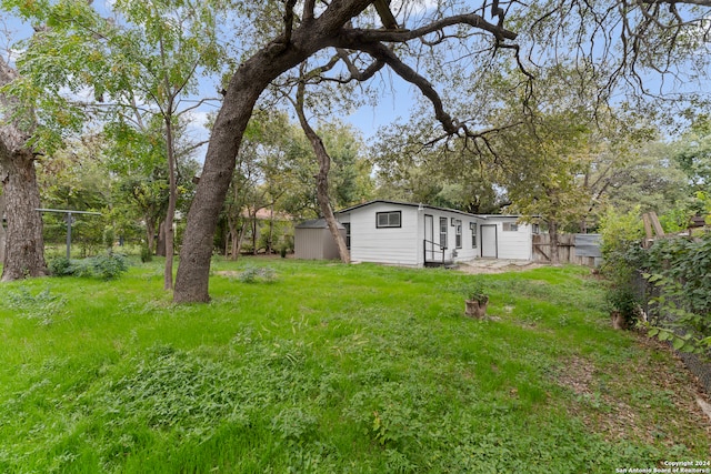 view of yard featuring an outdoor structure