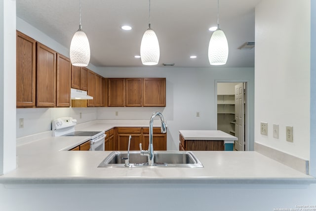 kitchen featuring decorative light fixtures, electric stove, sink, and kitchen peninsula