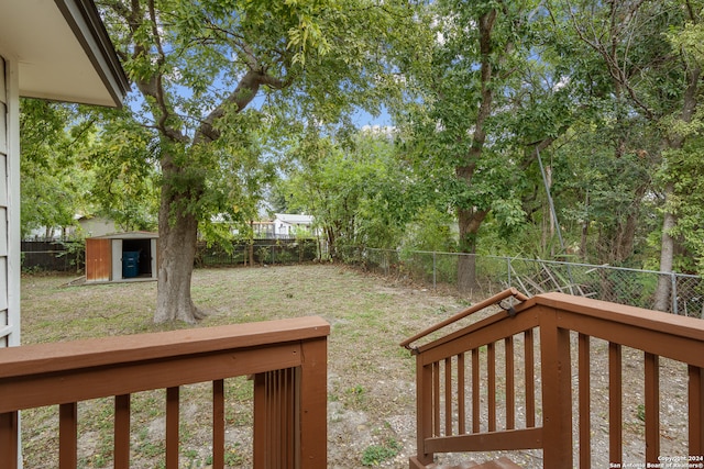 view of yard featuring a shed