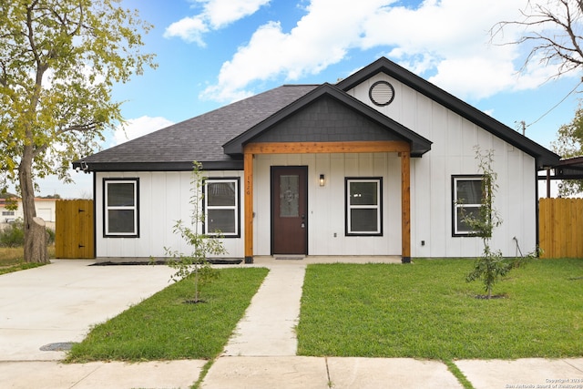 view of front of home featuring covered porch and a front lawn