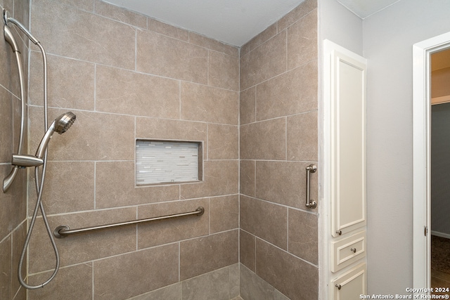 bathroom featuring a tile shower