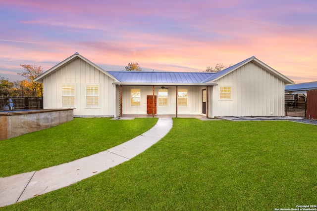 view of front of home featuring a lawn and ceiling fan