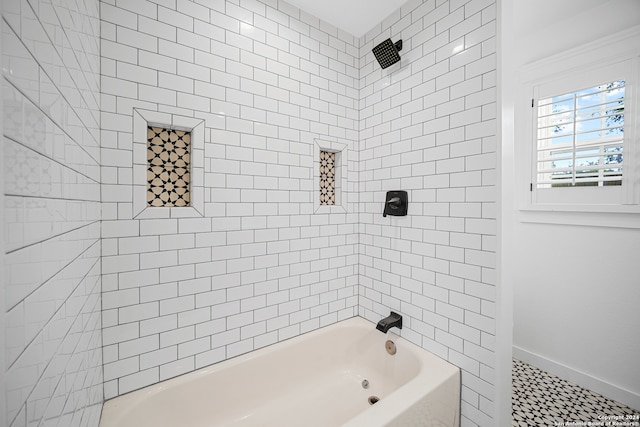 bathroom featuring tiled shower / bath combo