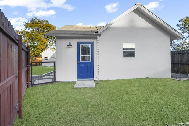 rear view of house featuring a yard