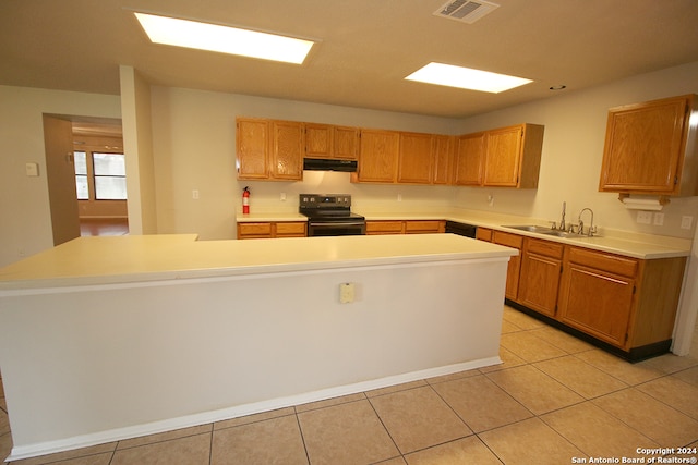 kitchen featuring sink, a kitchen island, light tile patterned floors, and black range with electric cooktop