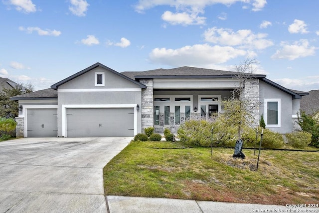 view of front of home featuring a front yard and a garage