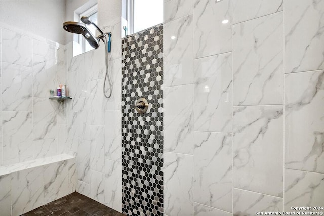 bathroom featuring a tile shower