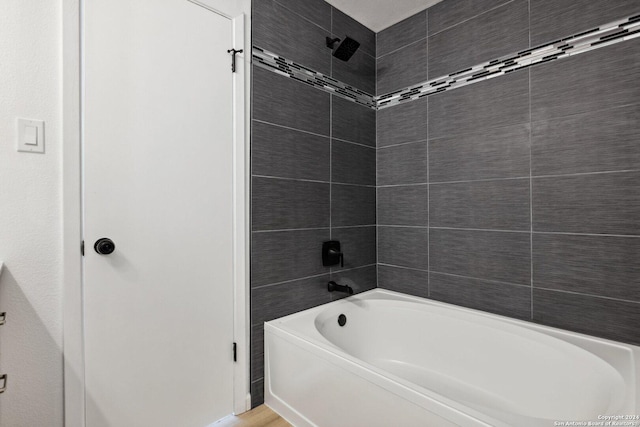 bathroom with tiled shower / bath