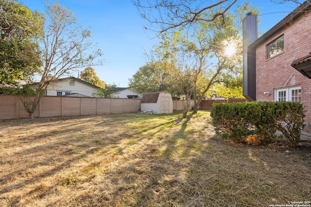 view of yard with a shed