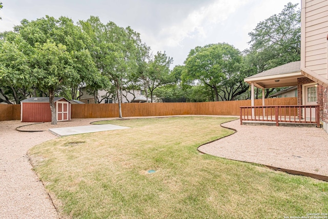 view of yard featuring a storage unit