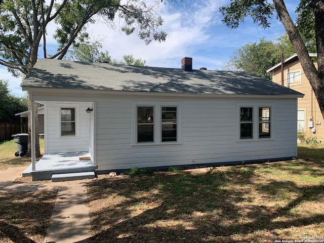 back of house featuring a yard