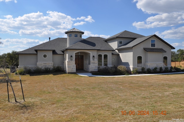 view of front of house featuring a front yard