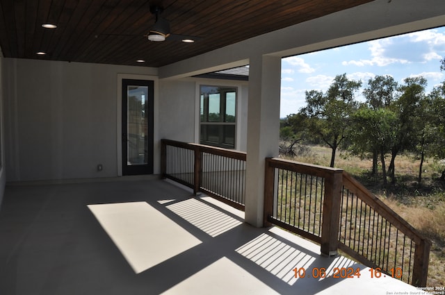 balcony featuring ceiling fan