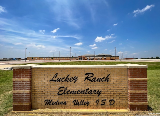 view of community / neighborhood sign