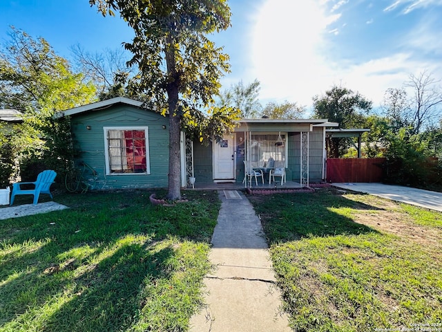 single story home featuring a front yard