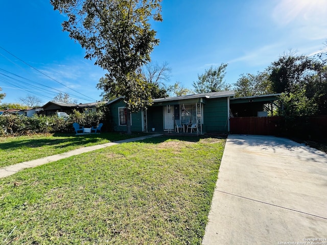 view of front of home featuring a front lawn and a carport