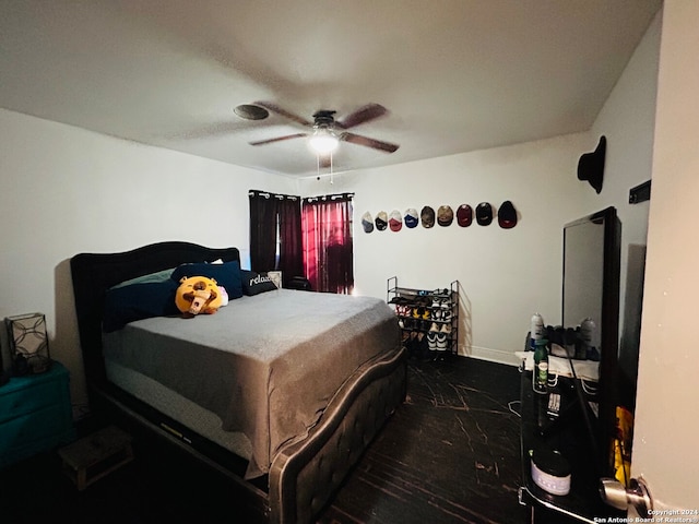 bedroom with ceiling fan