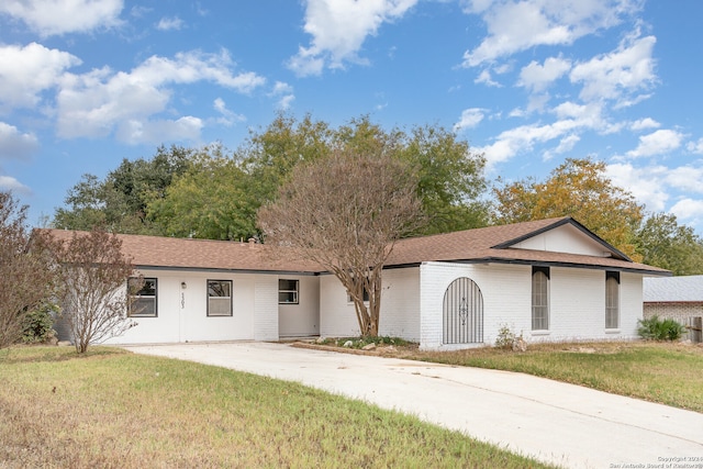 ranch-style house featuring a front yard