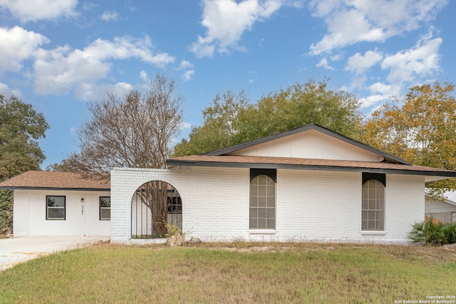 single story home with a front yard